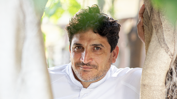 Portrait du chef Mauro Colagreco, chef triplement étoilé Michelin du restaurant Mirazur à Menton